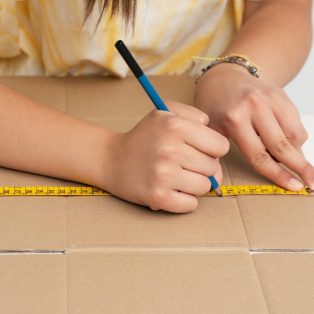 Dépliant en carton sur-mesure NEW BOX Dépliant en carton sur-mesure NEW BOX